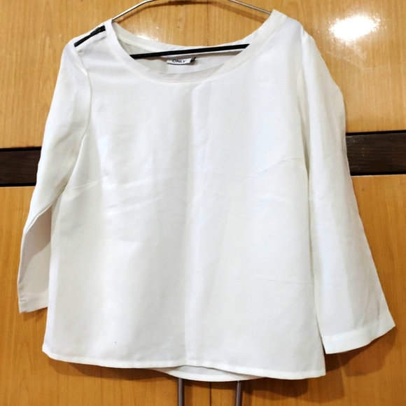 Only Tops - Only white top